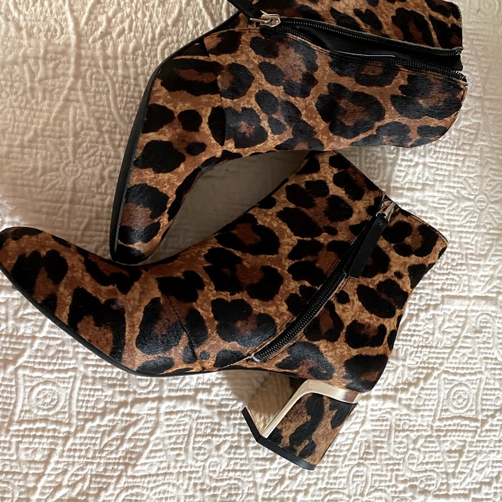 DKNY Corrie Ankle Boot (leopard)